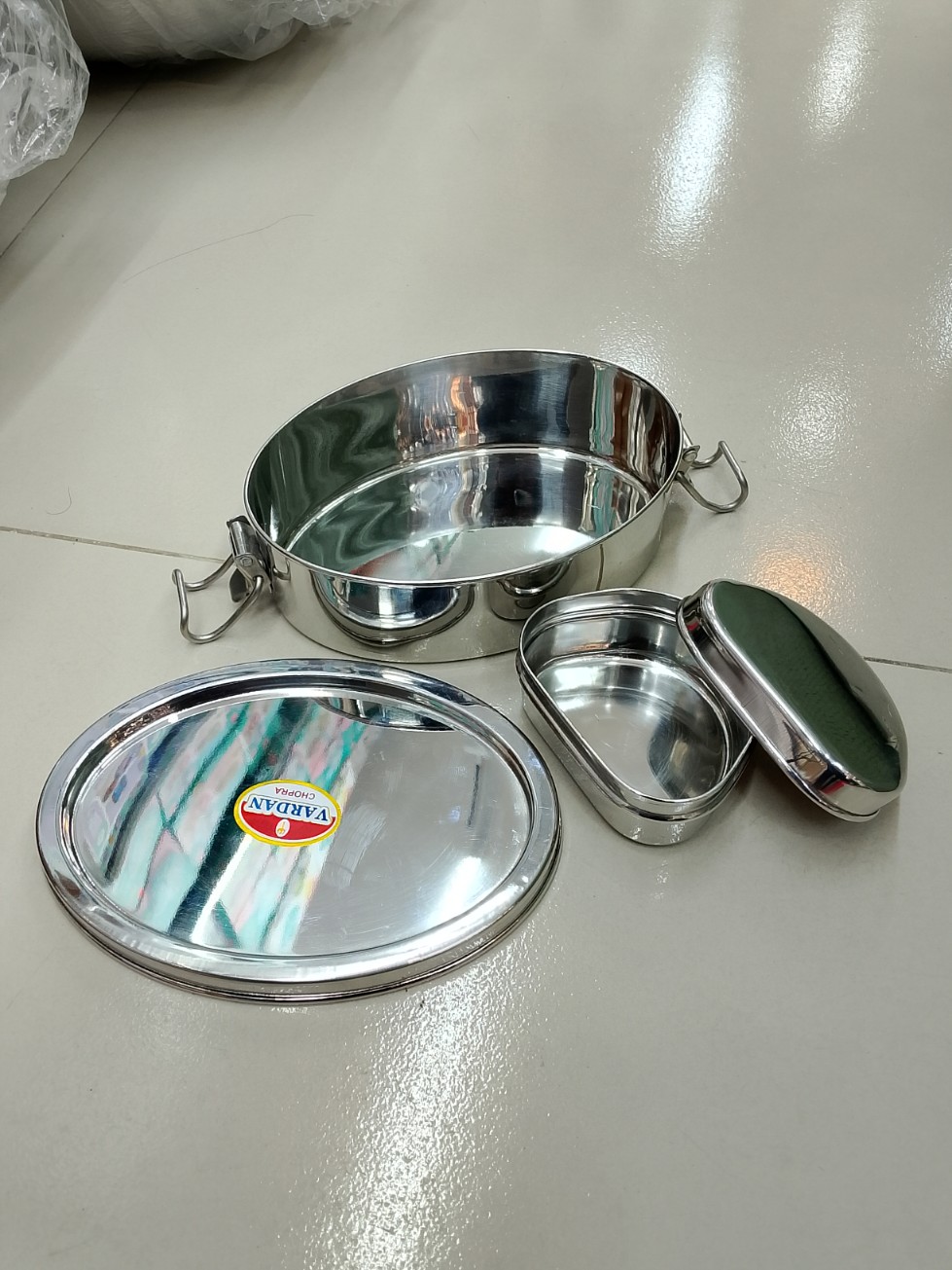 Non magnetic still lunch box